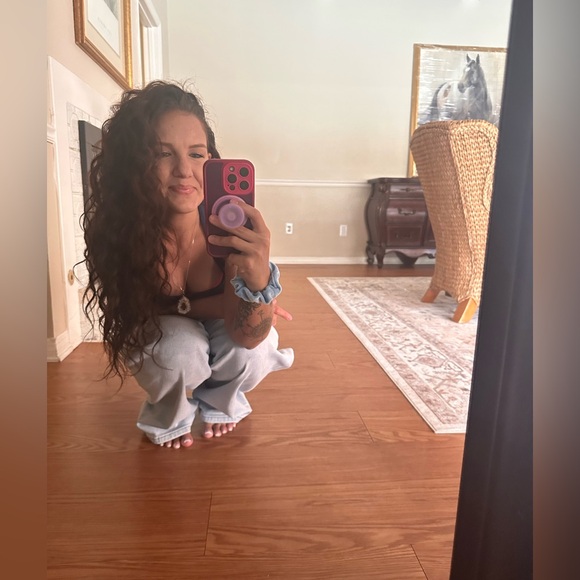 Hi I’m Lauren!!! Welcome to my closet. - Picture 1 of 4